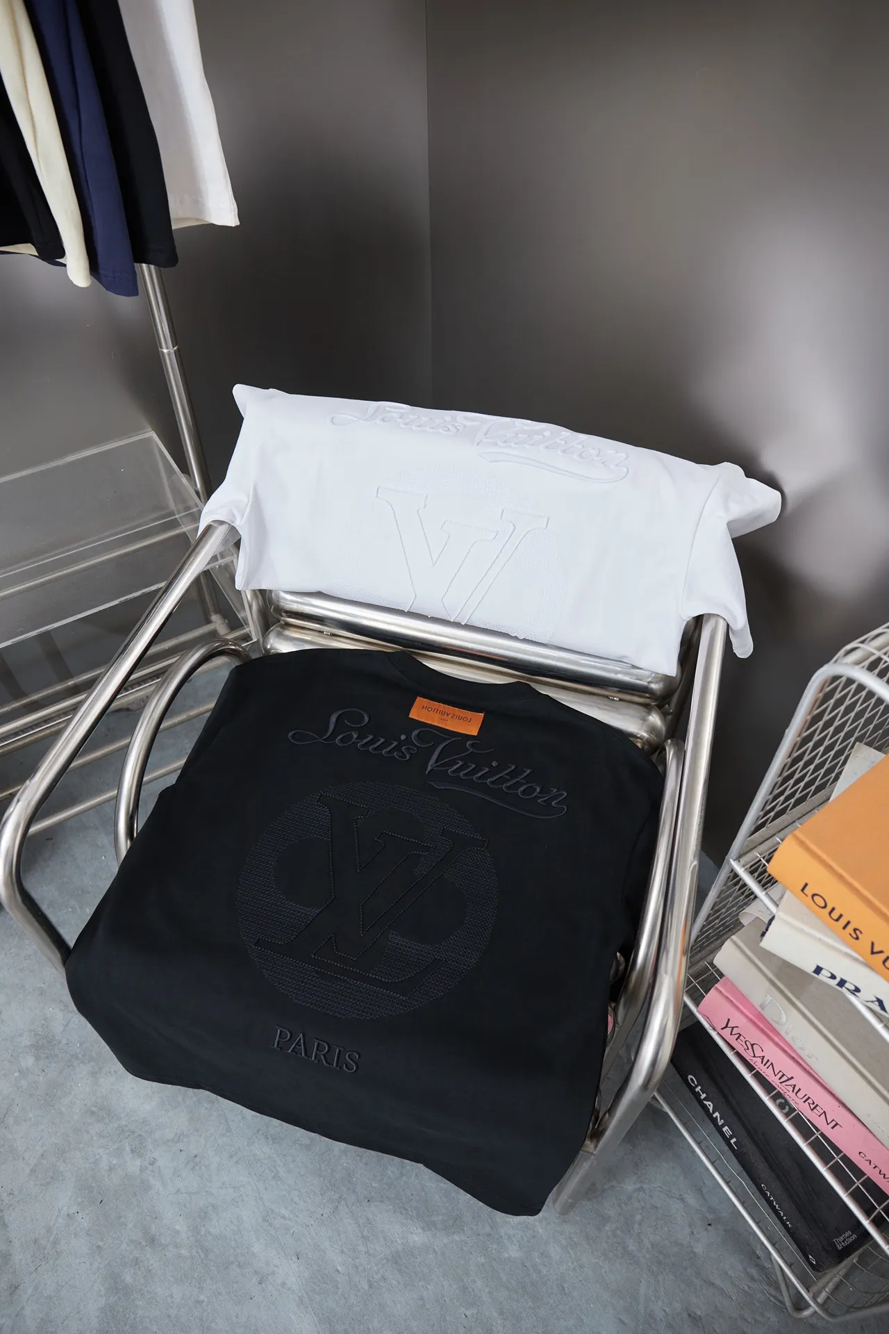 🅿️200 1V 25SS early spring new style short sleeves with embroidered letters, light luxury, a must-have item for daily commuting for men and women, correct version, welcome to compare, detailed features · 320 grams of 100% pure cotton double yarn jersey fabric · Special thickened 32 pieces of double yarn 1X1 thread in the same vat · Imported Tajima machine hollow embroidered letter logo. Ready-made garments are washed to make the embroidery softer · Double-needle sewing and cross-seam technology · Original main mark, washed tag, brand moisture-proof paper packaging Color: black/white Size: S/M/L/XL